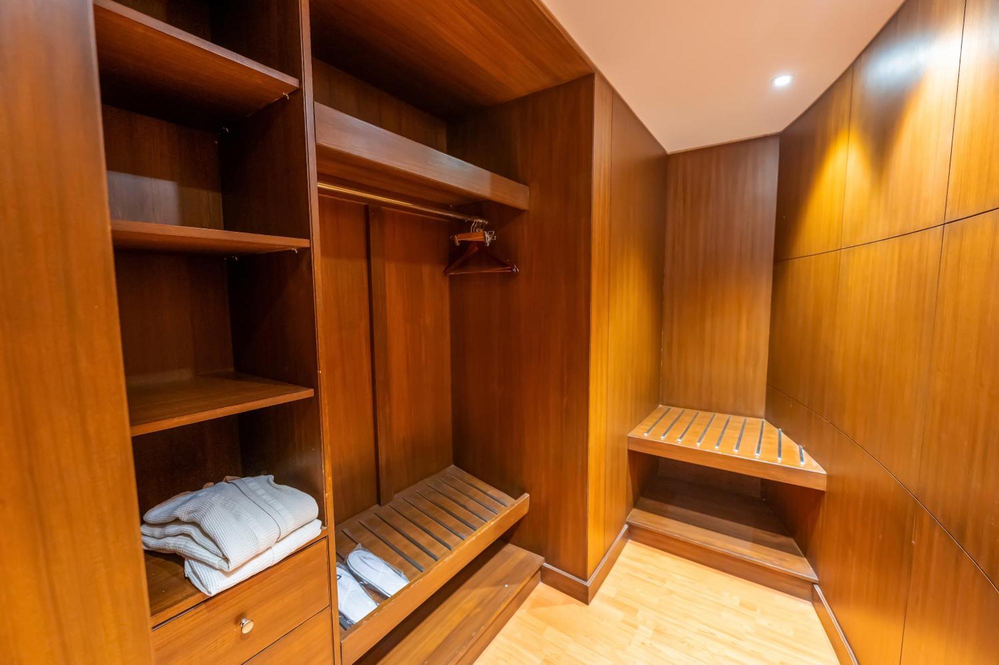 O Hotel Pune Exteriör bild A locker room at the National Museum of Scotland