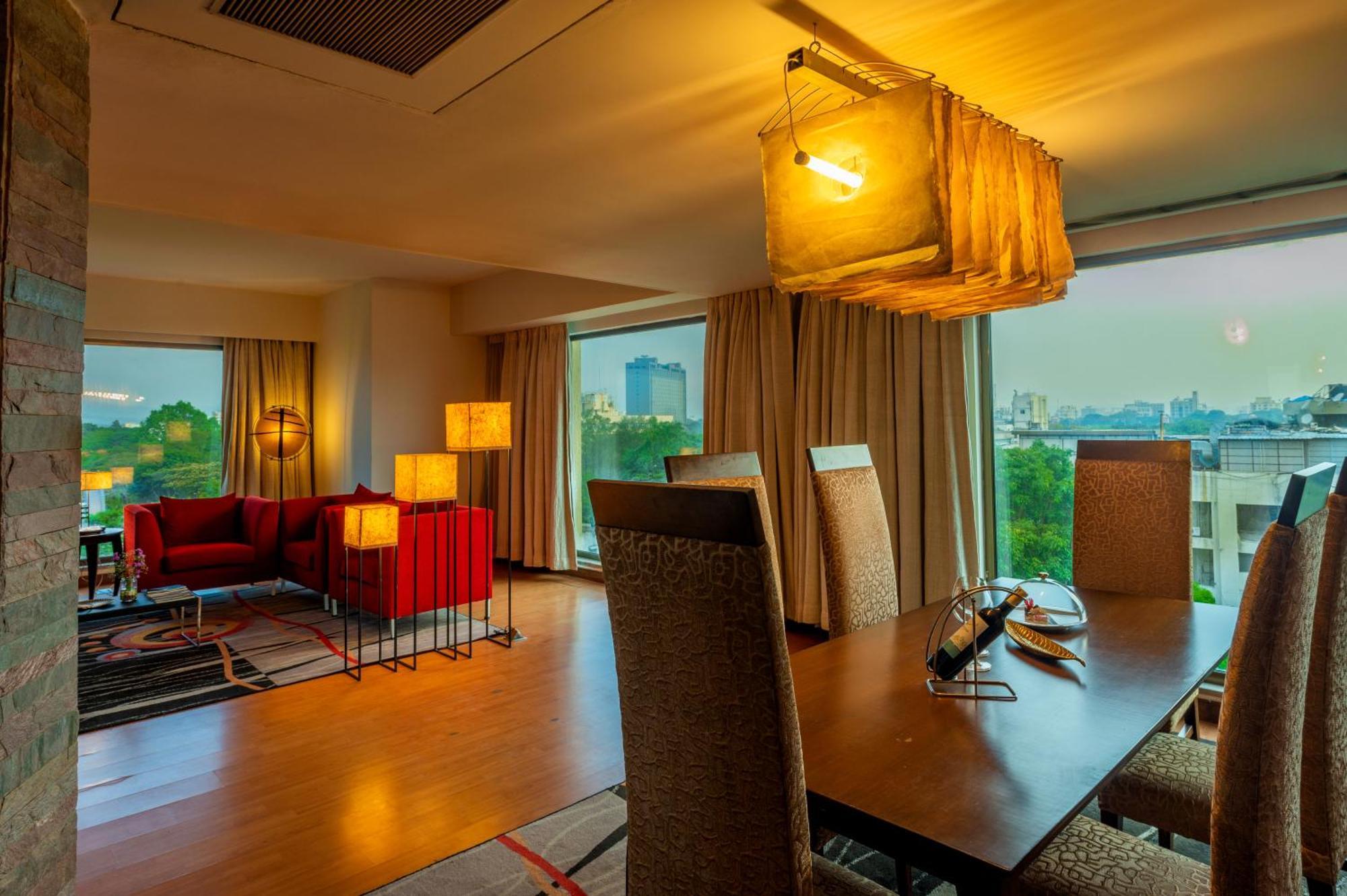 O Hotel Pune Exteriör bild Suite at the hotel