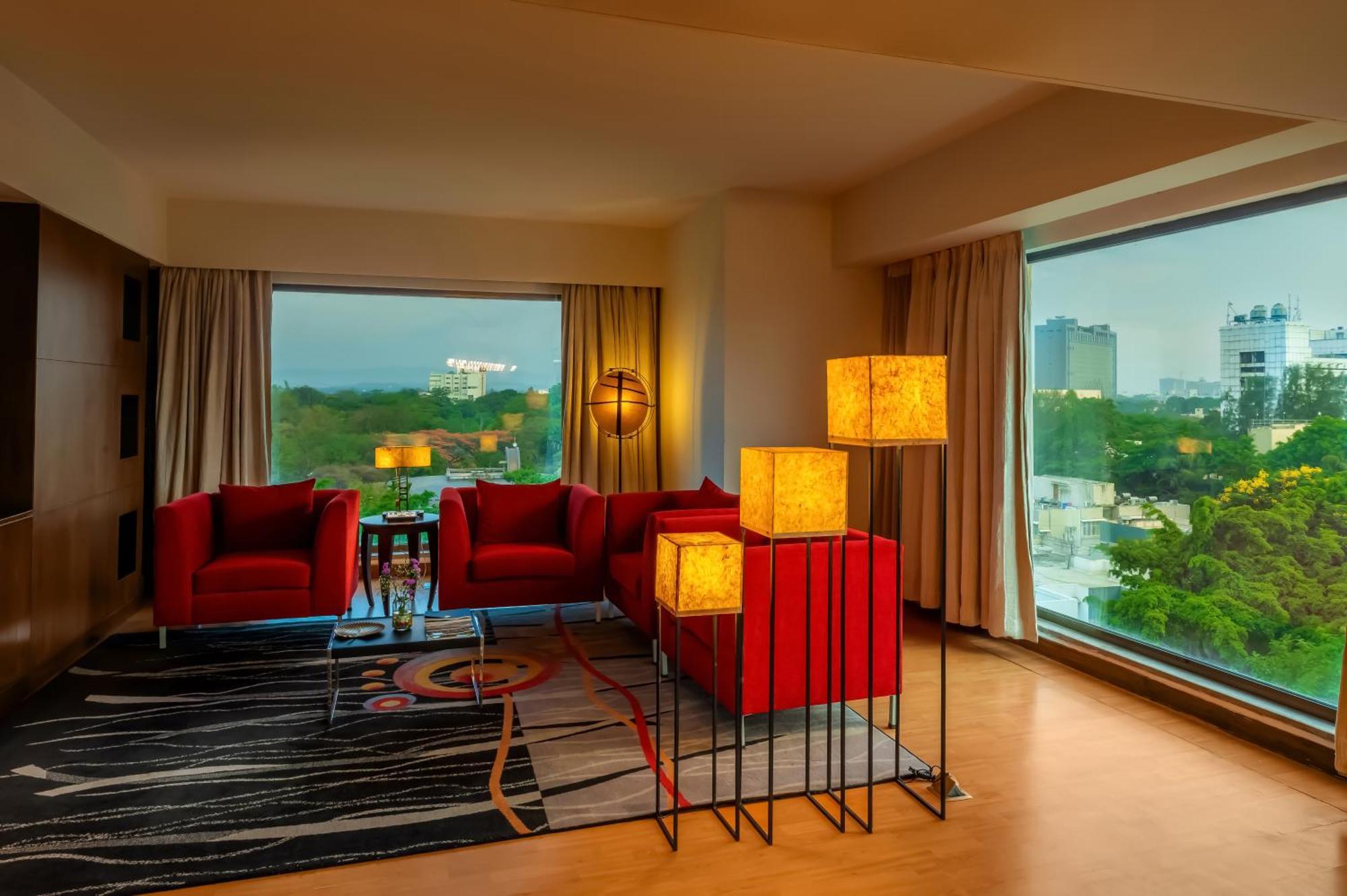 O Hotel Pune Exteriör bild Suite at the Park, New Delhi
