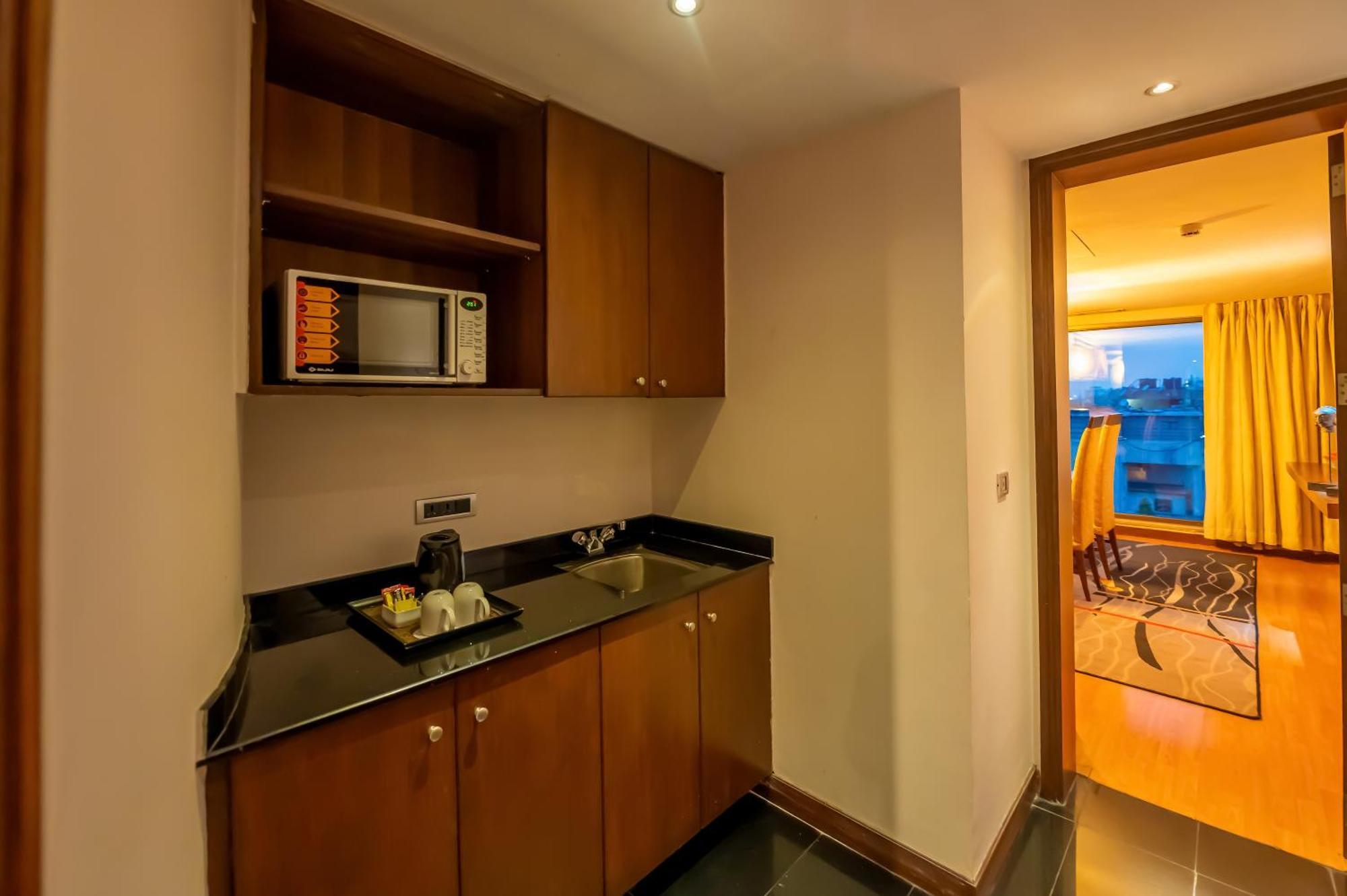 O Hotel Pune Exteriör bild A kitchenette in a hotel room