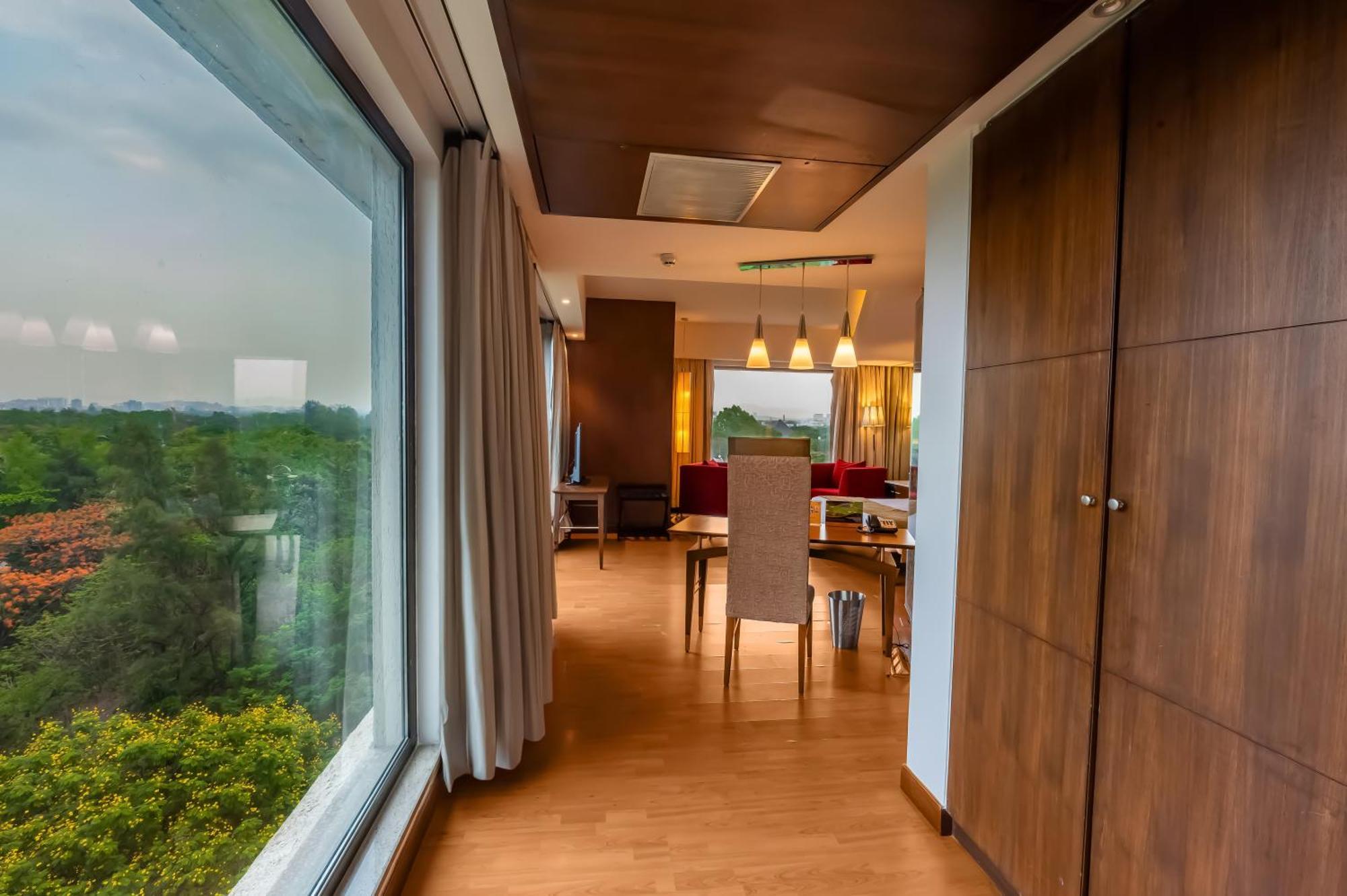 O Hotel Pune Exteriör bild A suite at the hotel