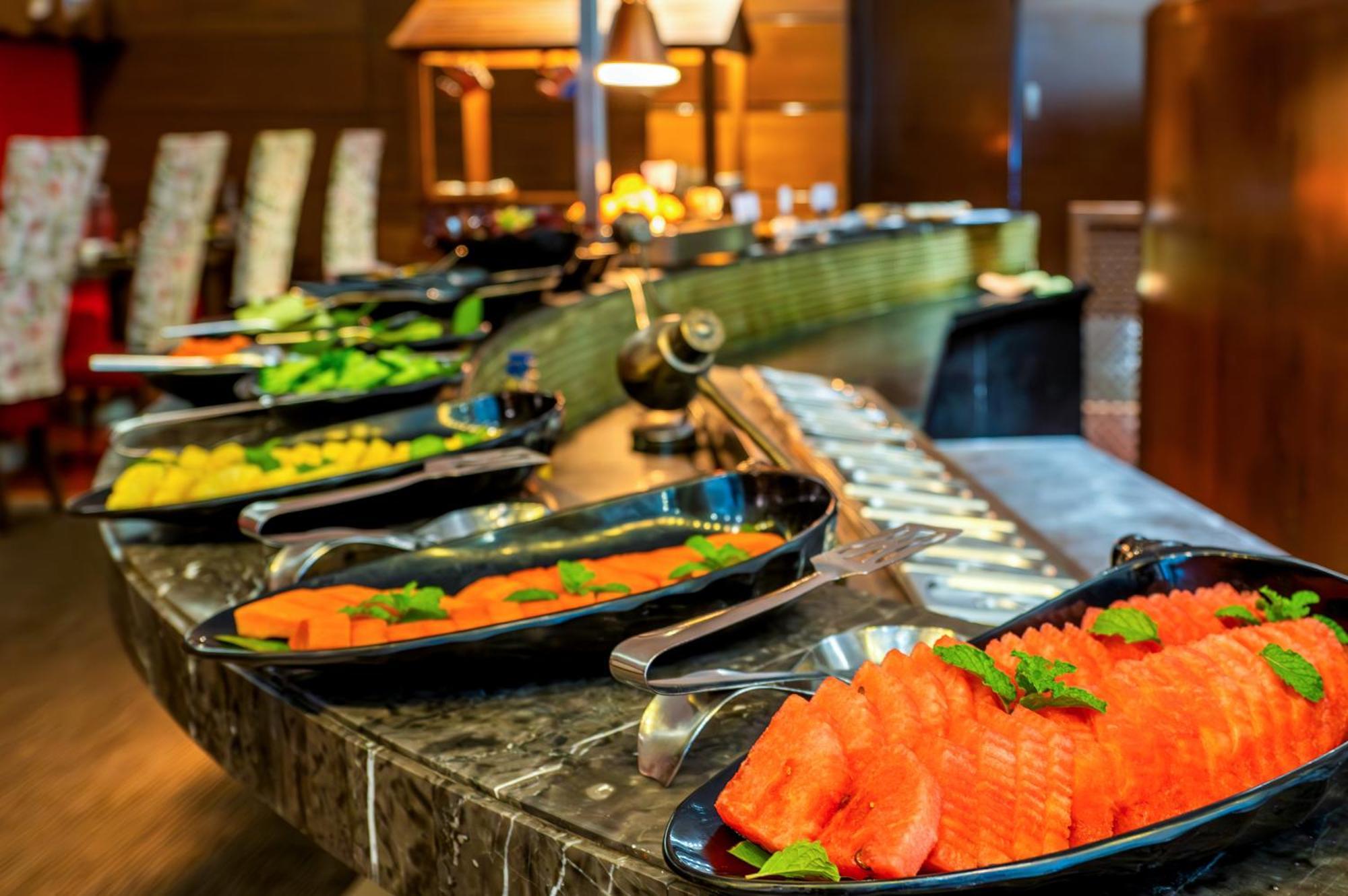 O Hotel Pune Exteriör bild A salad bar