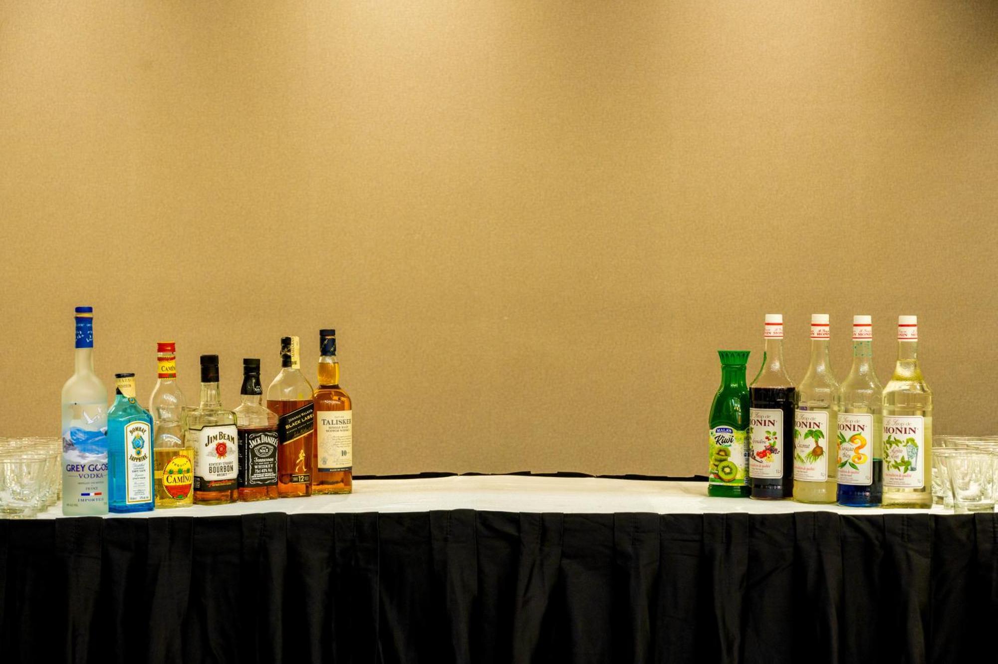 O Hotel Pune Exteriör bild A selection of liqueurs