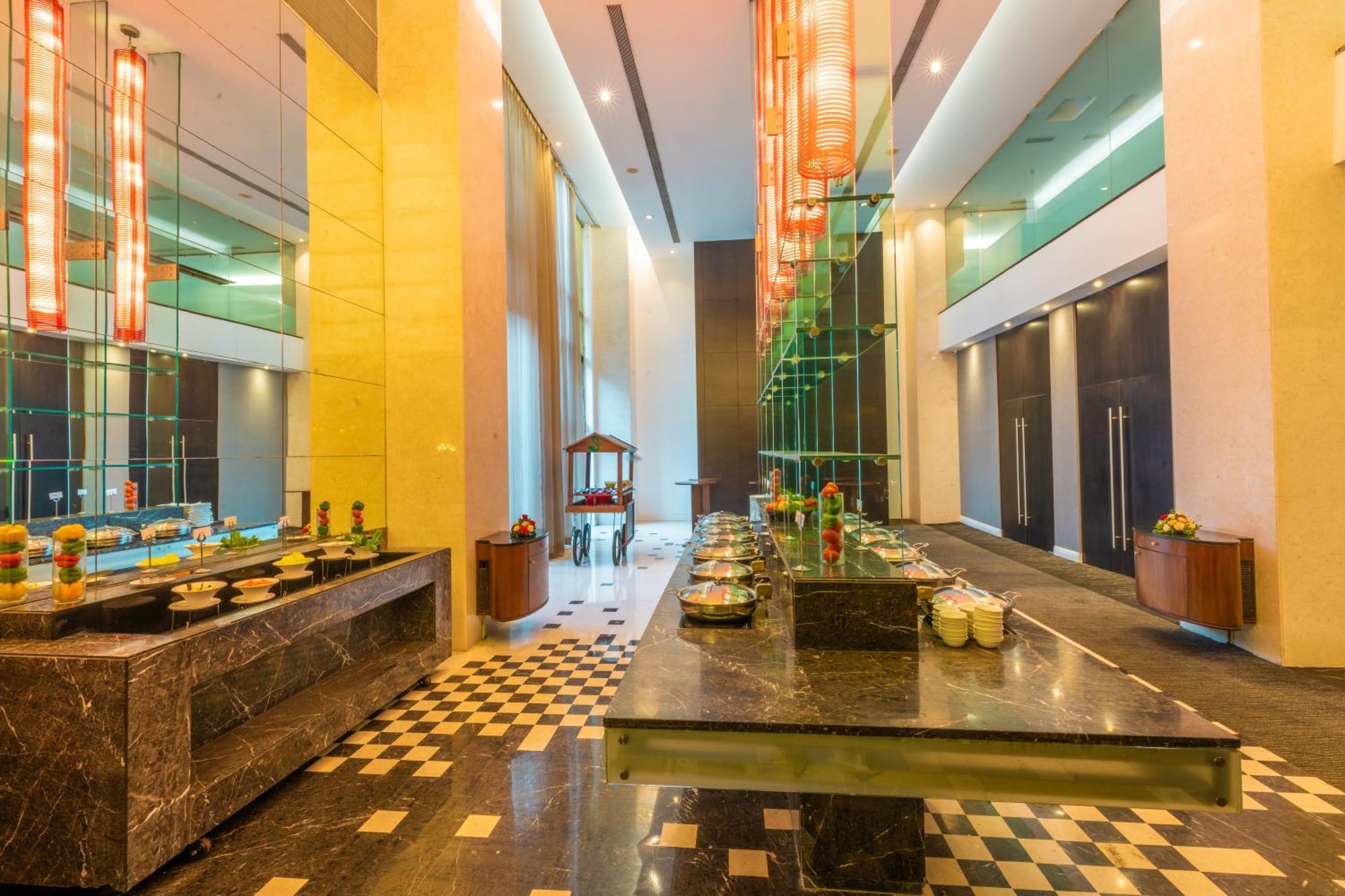 O Hotel Pune Exteriör bild The lobby