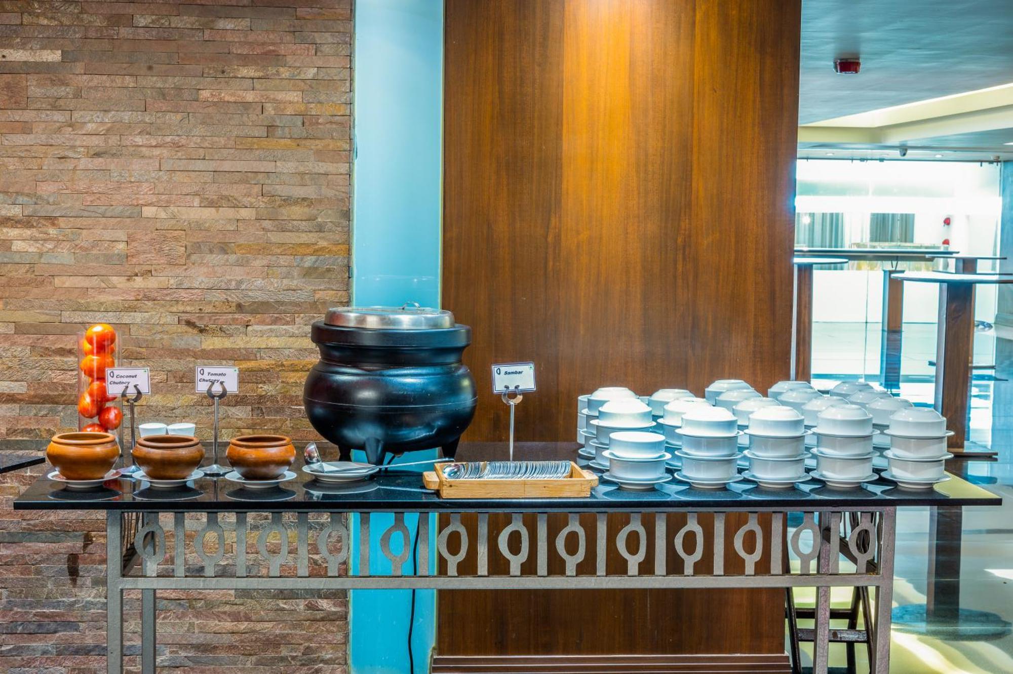 O Hotel Pune Exteriör bild A hot pot at a buffet