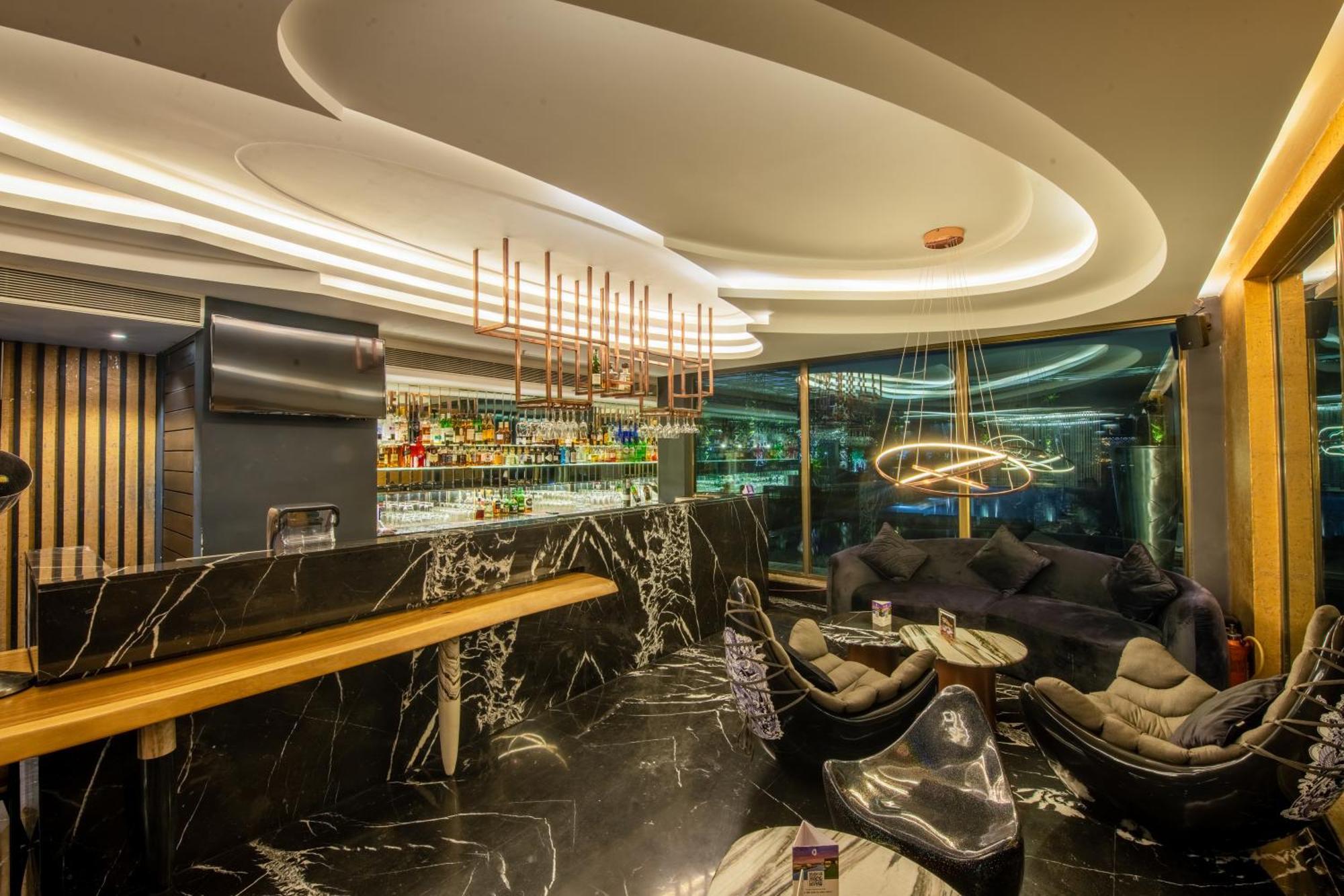 O Hotel Pune Exteriör bild The bar at the 360° Sky Lounge