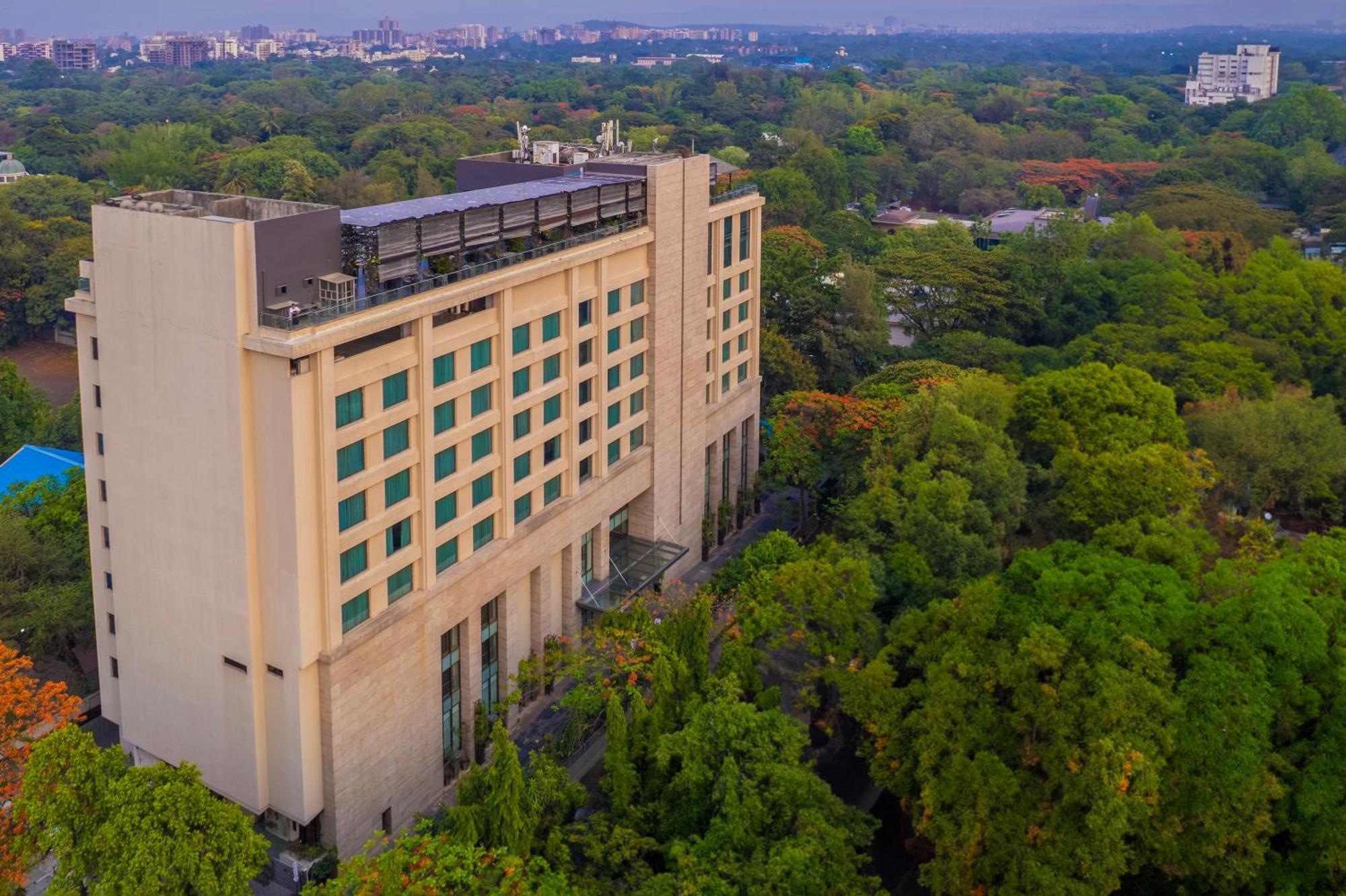 O Hotel Pune Exteriör bild Aerial view of the hotel