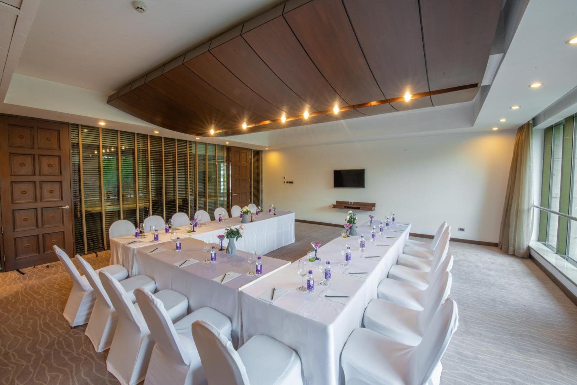 O Hotel Pune Exteriör bild Meeting room