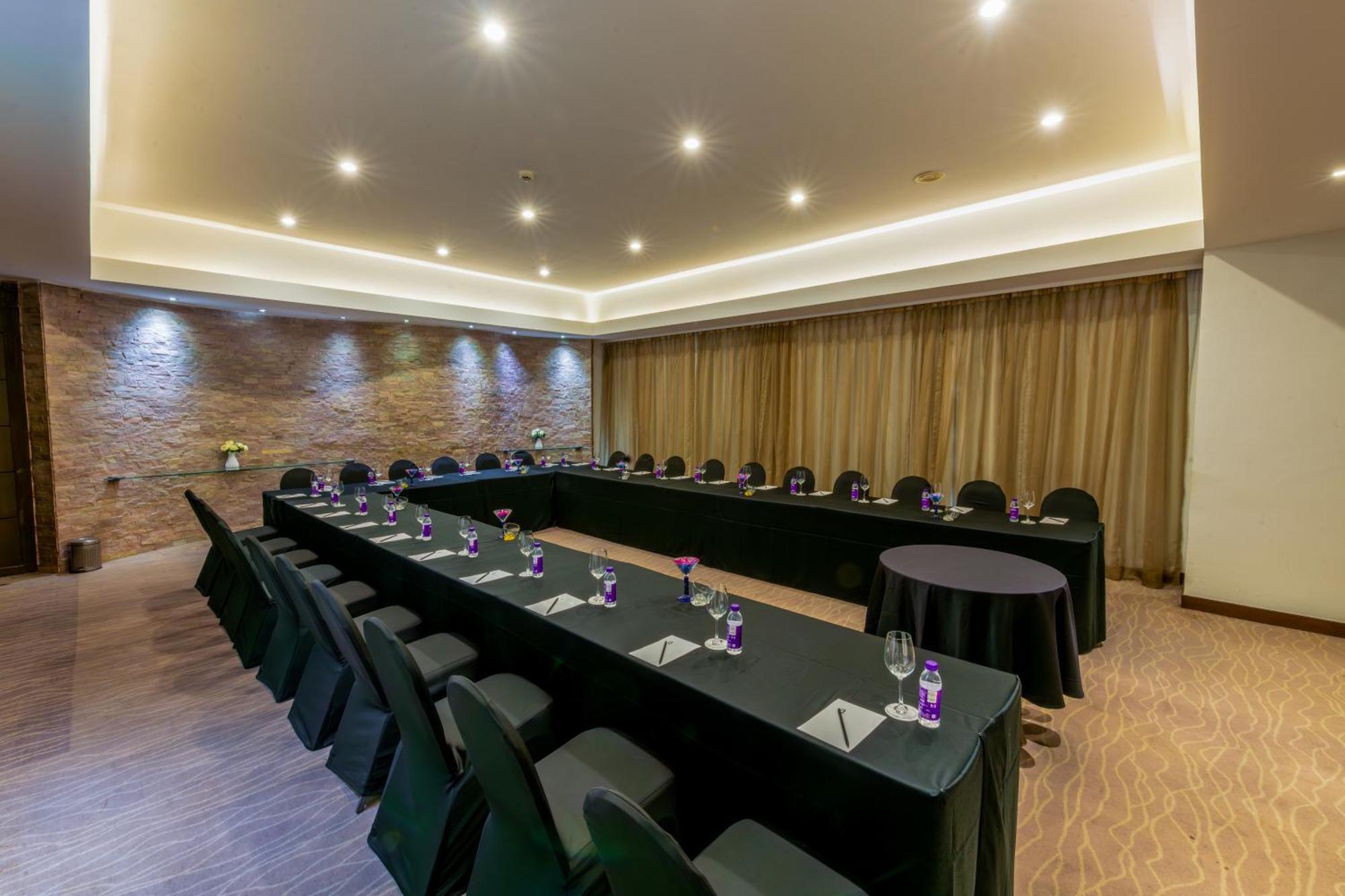 O Hotel Pune Exteriör bild Meeting room at the hotel
