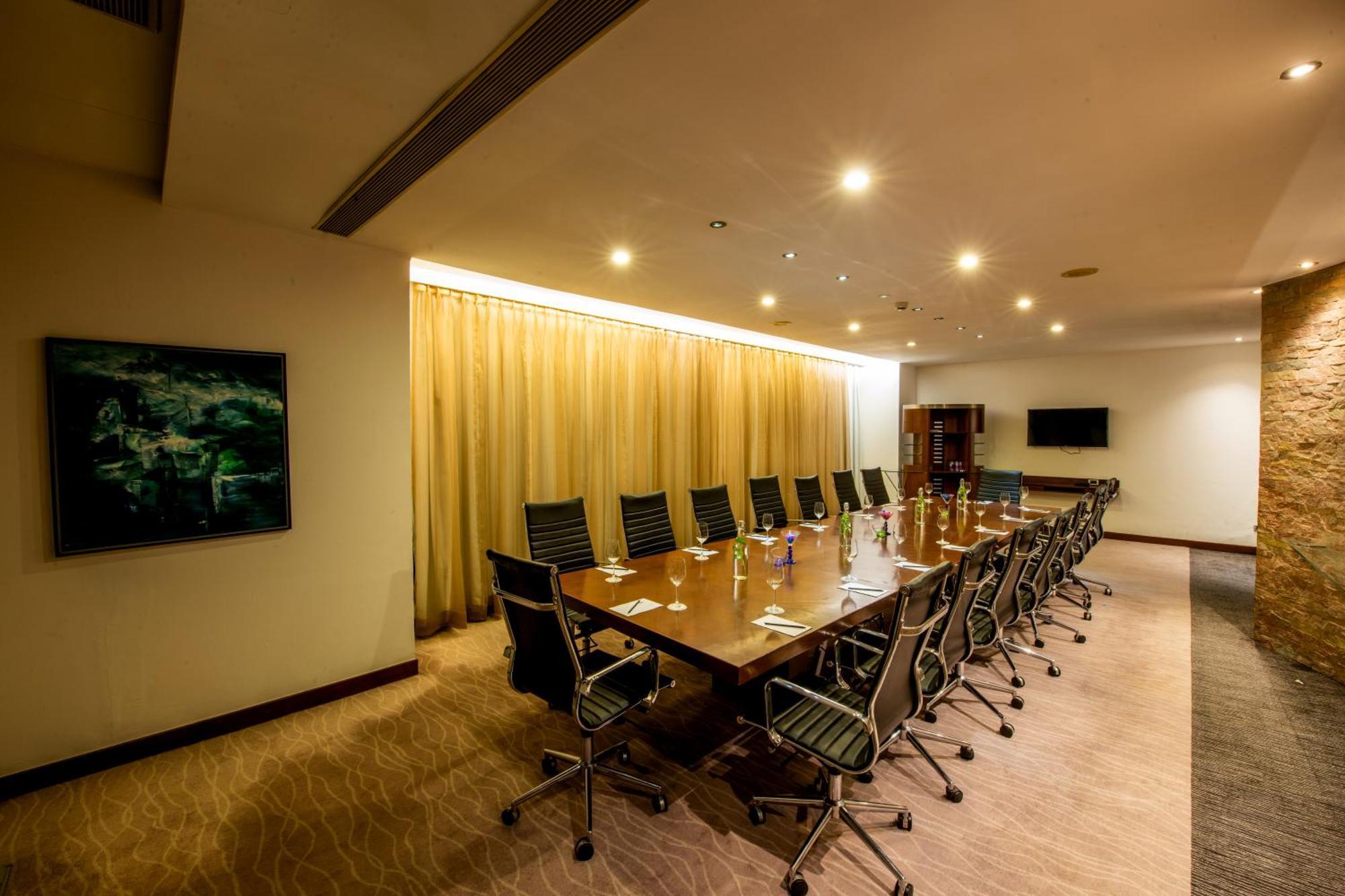 O Hotel Pune Exteriör bild Meeting room at the hotel