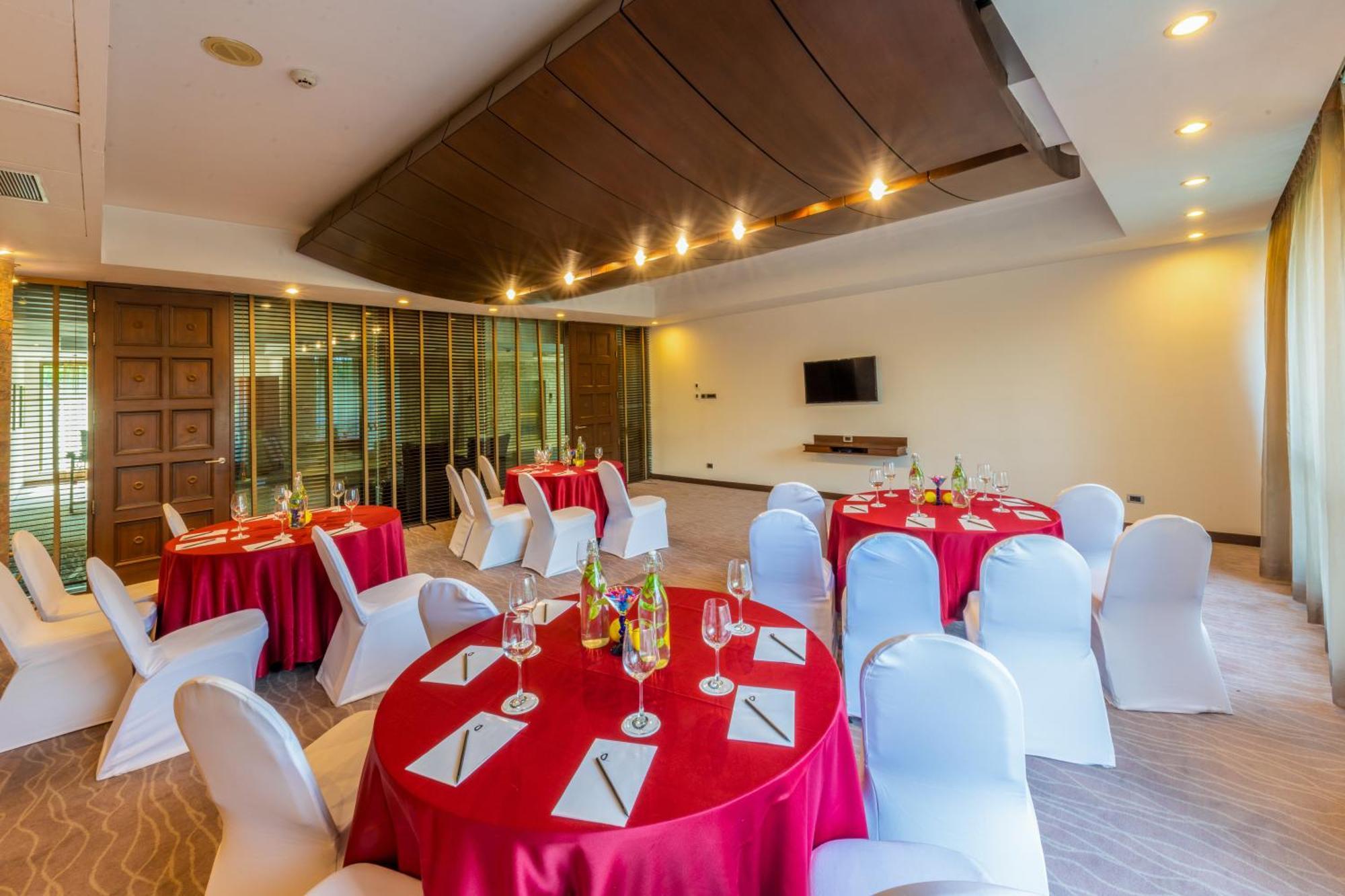 O Hotel Pune Exteriör bild Meeting room