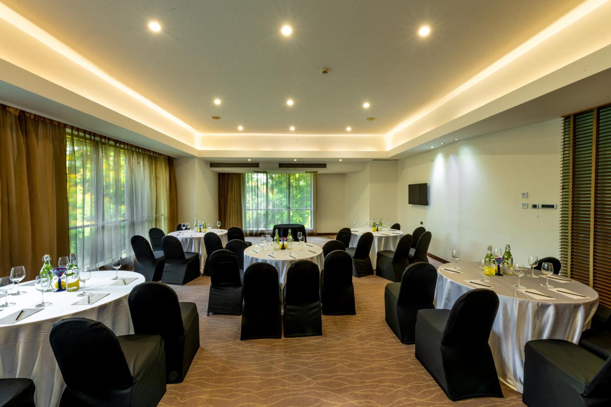 O Hotel Pune Exteriör bild The meeting room