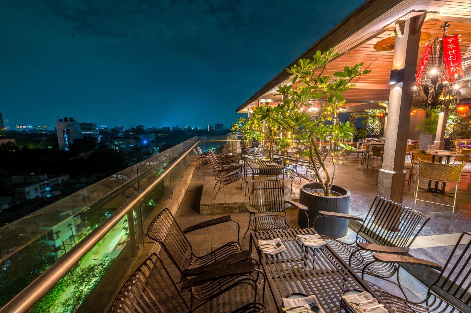 O Hotel Pune Exteriör bild The Sky Bar